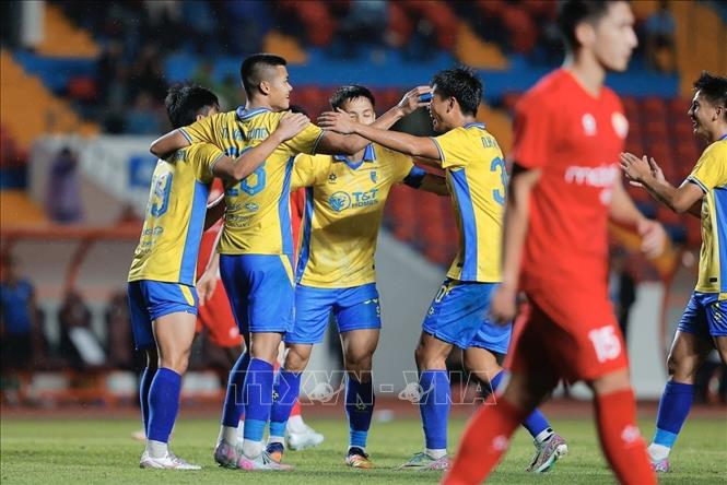 Văn Tùng ghi bàn trên chấm 11m, ấn định chiến thắng 2-1 cho CLB Hà Nội. Ảnh: Minh Quyết - TTXVN