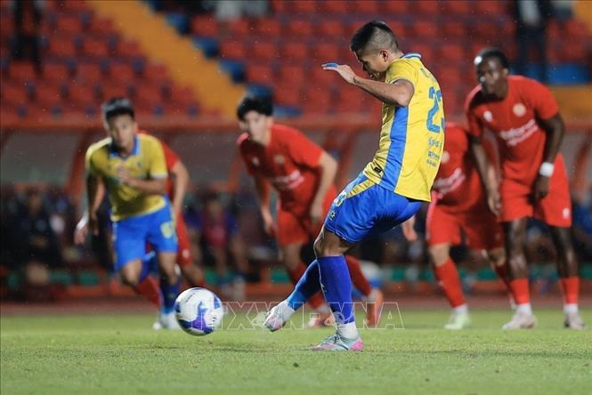 Văn Tùng ghi bàn trên chấm 11m, ấn định chiến thắng 2-1 cho CLB Hà Nội. Ảnh: Minh Quyết - TTXVN