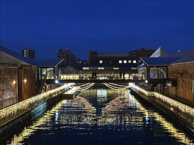 Những tòa nhà gạch đỏ Kanemori và con kênh nối với vịnh Hakodate được chiếu sáng rực rỡ trong Lễ hội Giáng Sinh Hakodate Christmas Fantasy. Ảnh: Nguyễn Tuyến – Pv TTXVN tại Nhật Bản