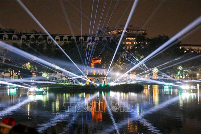 Không gian chiếu sáng nghệ thuật Hồ Gươm - Tháp Rùa diễn ra từ 24/12/2025 - 4/1/2026. Ảnh: Khánh Hoà - TTXVN