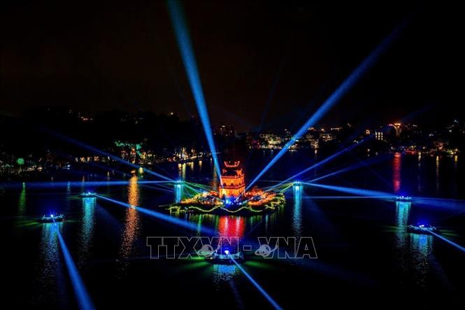 Không gian chiếu sáng nghệ thuật Hồ Gươm - Tháp Rùa. Ảnh: TTXVN phát