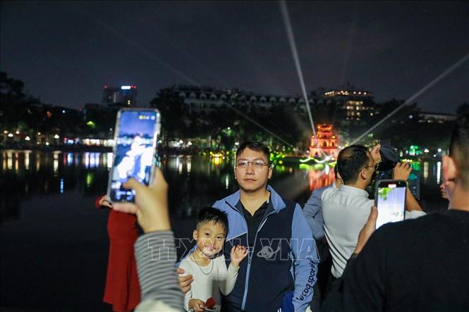 Không gian chiếu sáng nghệ thuật Hồ Gươm - Tháp Rùa nhận được nhiều sự quan tâm của người dân và du khách. Ảnh: Khánh Hoà - TTXVN