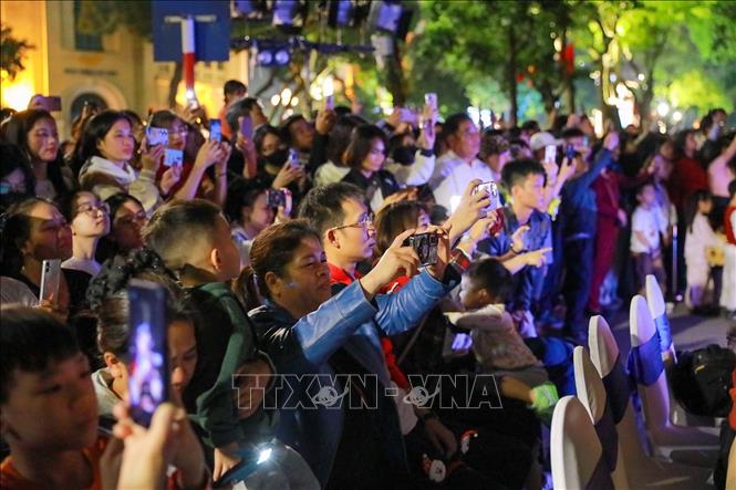 Không gian chiếu sáng nghệ thuật Hồ Gươm - Tháp Rùa nhận được nhiều sự quan tâm của người dân và du khách. Ảnh: Khánh Hoà - TTXVN