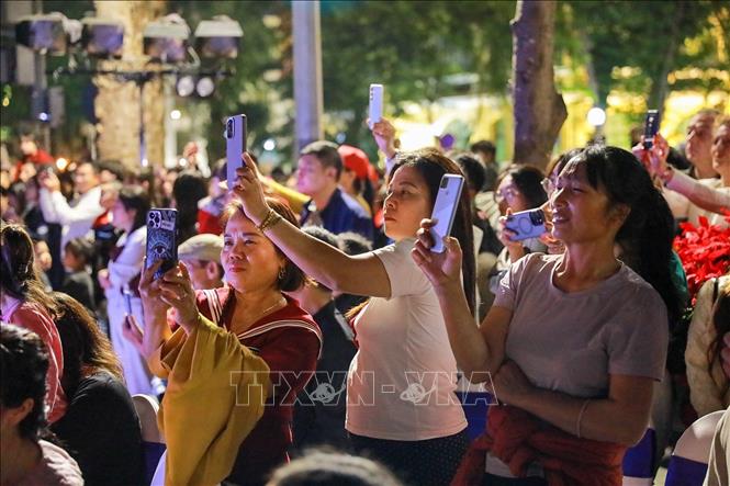 Không gian chiếu sáng nghệ thuật Hồ Gươm - Tháp Rùa nhận được nhiều sự quan tâm của người dân và du khách. Ảnh: Khánh Hoà - TTXVN