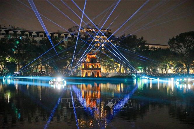 Không gian chiếu sáng nghệ thuật Hồ Gươm - Tháp Rùa diễn ra từ 24/12/2025 - 4/1/2026. Ảnh: Khánh Hoà - TTXVN