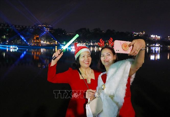 Không gian chiếu sáng nghệ thuật Hồ Gươm - Tháp Rùa nhận được nhiều sự quan tâm của người dân và du khách. Ảnh: Khánh Hoà - TTXVN