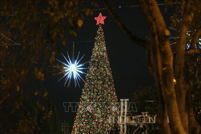Cây thông Noel được thắp sáng tại hành phố Bethlehem ở khu Bờ Tây. Ảnh: THX/TTXVN