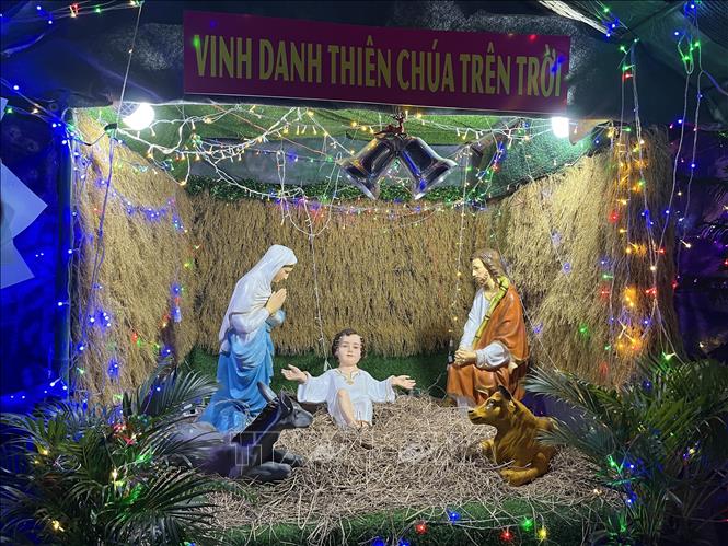 Các tiểu cảnh hang đá, cây thông Noel lung linh sắc màu được trang hoàng nhiều nơi tại Tây Ninh. Ảnh: Đức Hạnh - TTXVN