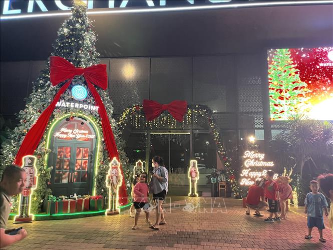 Các tiểu cảnh hang đá, cây thông Noel lung linh sắc màu được trang hoàng nhiều nơi tại Tây Ninh. Ảnh: Đức Hạnh - TTXVN