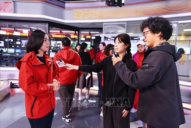 Các cơ quan báo chí truyền thông Quảng Đông và Quảng Tây (Trung Quốc) phỏng vấn bà Phan Thị Lệ Hằng, phóng viên Trung tâm Nội dung số và Truyền thông, Thông tấn xã Việt Nam. Ảnh: Minh Đức - TTXVN