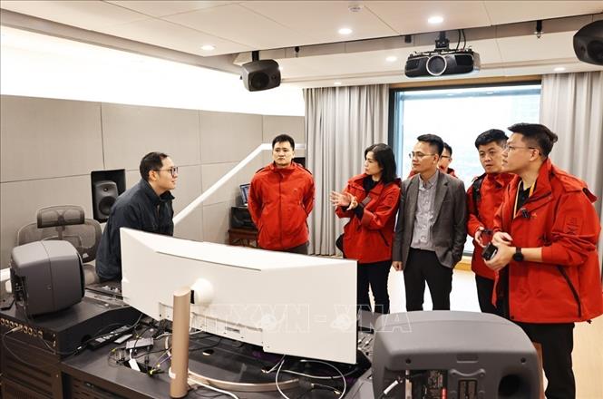 Các đại biểu đến từ các cơ quan Thông tấn, báo chí Việt Nam tham quan Đài Phát thanh và Truyền hình Quảng Tây (Trung Quốc). Ảnh: Minh Đức – TTXVN