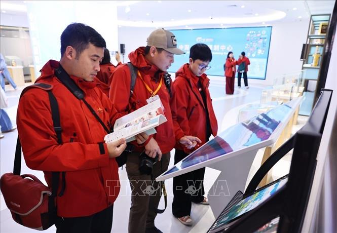 Các đại biểu đến từ các cơ quan Thông tấn, báo chí Việt Nam tham quan Đài Phát thanh và Truyền hình Quảng Tây (Trung Quốc). Ảnh: Lệ Hằng – TTXVN