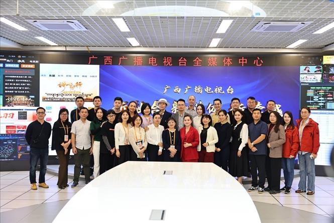 Các đại biểu đến từ các cơ quan Thông tấn, báo chí Việt Nam cùng cán bộ lãnh đạo Đài Phát thanh và Truyền hình Quảng Tây (Trung Quốc). Ảnh: Minh Đức – TTXVN