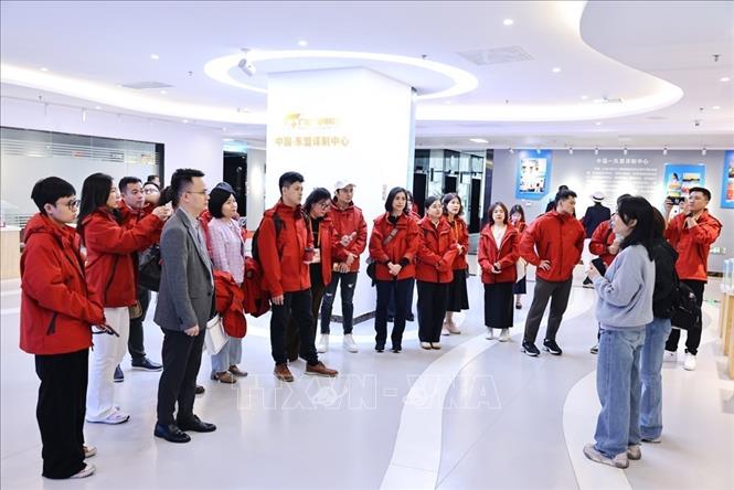 Các đại biểu đến từ các cơ quan Thông tấn, báo chí Việt Nam tham quan Đài Phát thanh và Truyền hình Quảng Tây (Trung Quốc). Ảnh: Minh Đức – TTXVN