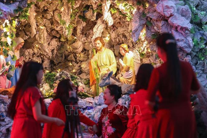 Đồng bào công giáo và người dân tham quan và chụp ảnh lưu niệm tại Giáo xứ Hòa Bình. Ảnh: Trọng Đạt-TTXVN