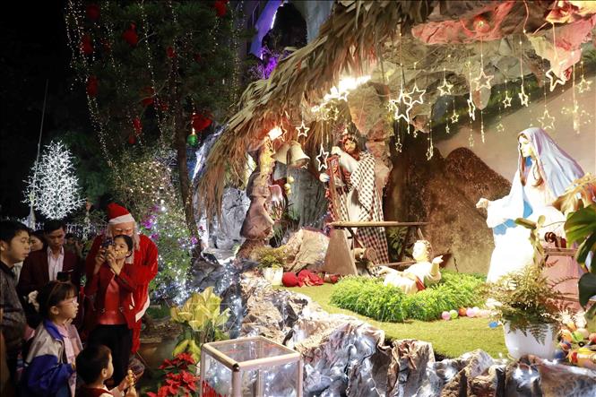Khuôn viên nhà thờ Vĩnh Yên được trang hoàng lộng lẫy thu hút dòng người tấp nập đổ về vui chơi, chụp ảnh, “check-in tận hưởng không khí Giáng Sinh. Ảnh: Hoàng Hùng/TTXVN