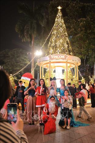 Vincom Bà Triệu đón nhiều người dân đến vui chơi, chụp ảnh trong đêm Giáng sinh năm 2025. Ảnh: Hoàng Hiếu - TTXVN