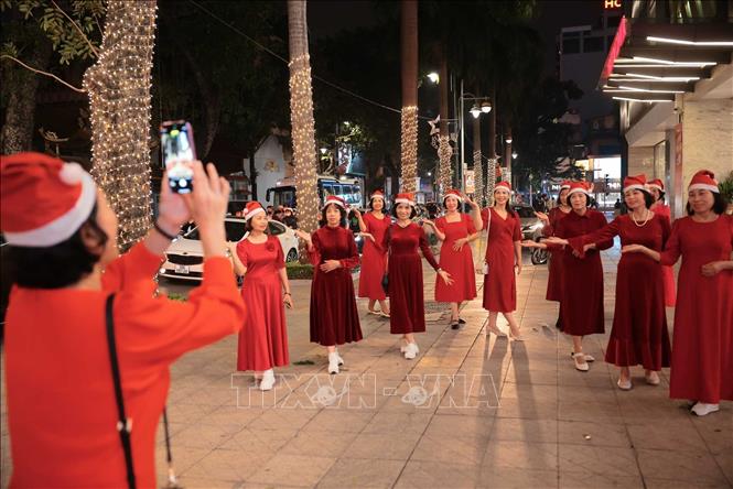 Một nhóm bạn tề tựu tại khu vực Vincom Bà Triệu chụp ảnh lưu lại khoảnh khắc nhân dịp Giáng sinh 2025. Ảnh: Hoàng Hiếu - TTXVN