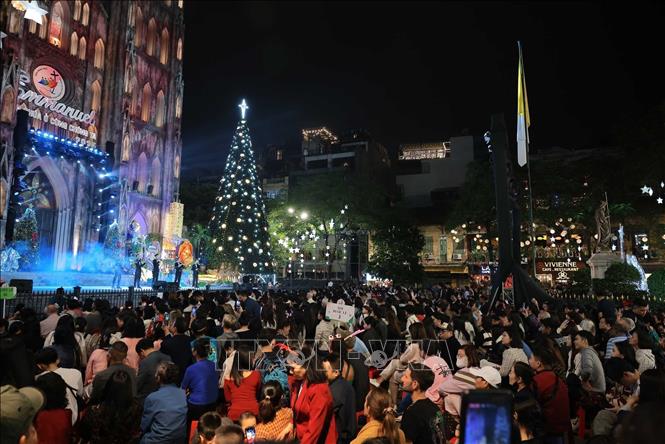 Nhà thờ Lớn đón hàng nghìn người dân và du khách đến dự thánh lễ trong đêm Giáng sinh 2025. Ảnh: Hoàng Hiếu - TTXVN