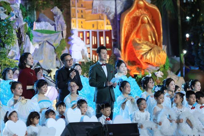 Chương trình đón Giáng sinh 2025 tại Nhà thờ Lớn. Ảnh: Hoàng Hiếu - TTXVN