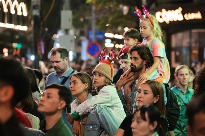 Nhiều du khách nước ngoài đến Nhà thờ Lớn đón Giáng sinh 2025. Ảnh: Hoàng Hiếu - TTXVN