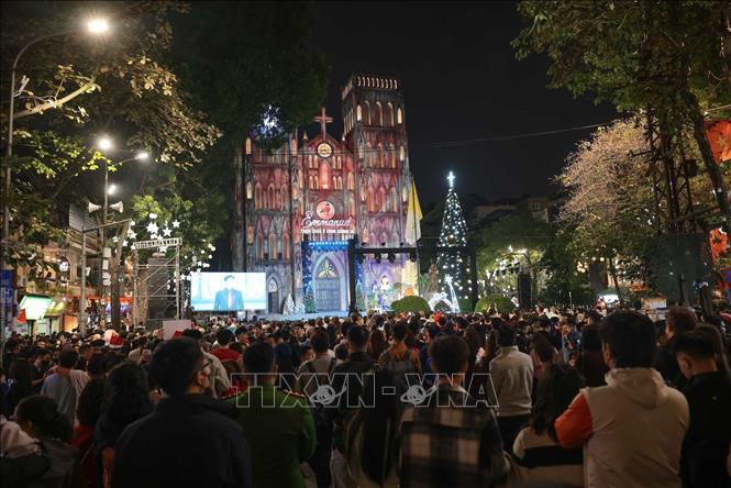 Nhà thờ Lớn đón hàng nghìn người dân và du khách đến trong đêm Giáng sinh 2025. Ảnh: Hoàng Hiếu - TTXVN