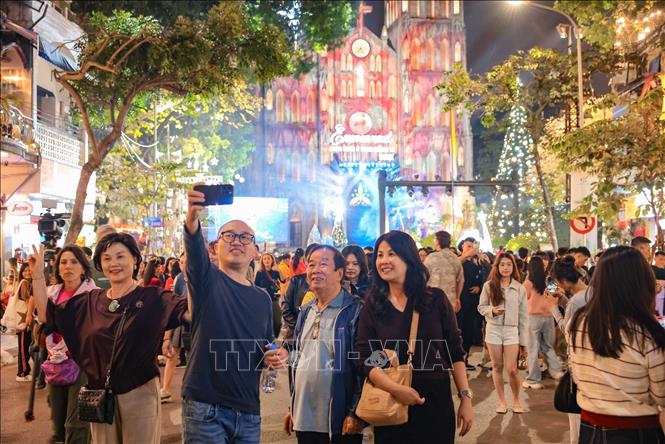 Lưu giữ khoảnh khắc trước Giáng sinh 2025. Ảnh: Hoàng Hiếu - TTXVN