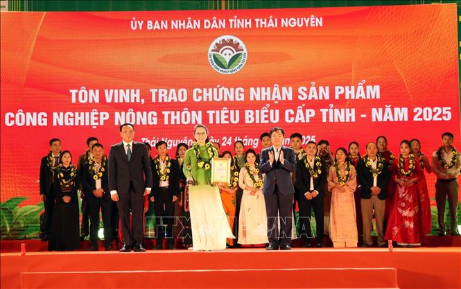 Trao chứng nhận 29 sản phẩm, bộ sản phẩm công nghiệp nông thôn tiêu biểu tỉnh Thái Nguyên năm 2025. Ảnh: Thu Hằng-TTXVN