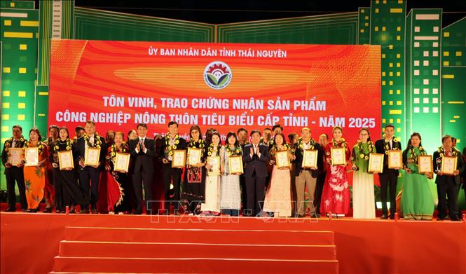 Lãnh đạo tỉnh Thái Nguyên trao chứng nhận sản phẩm công nghiệp nông thôn tiêu biểu năm 2025 trên địa bàn tỉnh. Ảnh: Thu Hằng-TTXVN