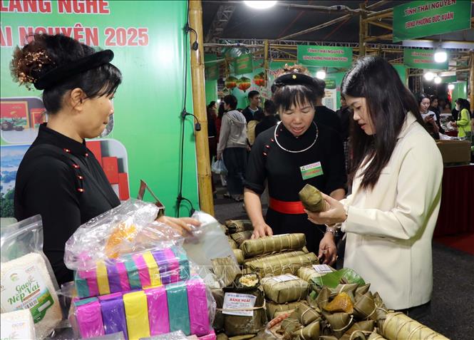 Nhân dân địa phương tham quan các gian hàng trưng bày sản phẩm. Ảnh: Thu Hằng-TTXVN