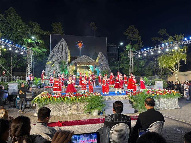 Các em thiếu nhi biểu diễn văn nghệ chào đón Giáng sinh. Ảnh Tiến Vĩnh - TTXVN 