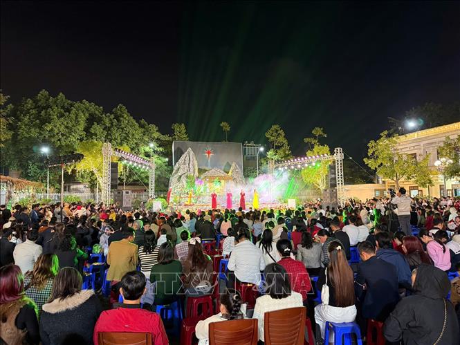 Chương trình nghệ thuật chào đón Giáng sinh 2025. Ảnh Tiến Vĩnh - TTXVN 