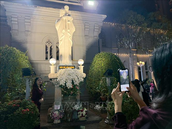 Bên tượng Đức mẹ ở Hải Phòng. Ảnh Tiến Vĩnh - TTXVN 