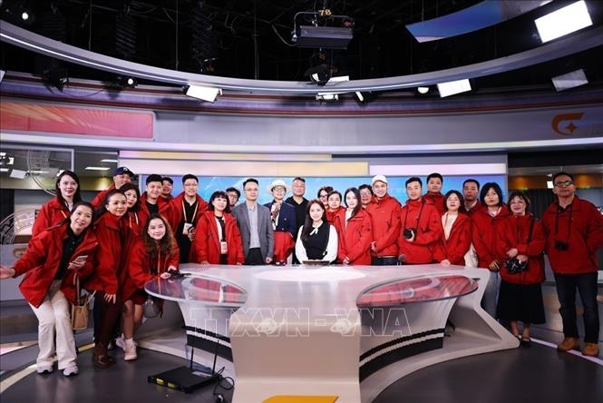 Vietnamese press and media representatives take part in the exchange with the Guangxi Radio and Television's staff. VNA Photo