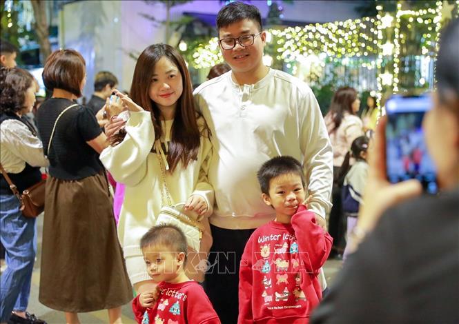 Người dân và du khách đón Giáng sinh tại Nhà thờ Hàm Long, phường Hai Bà Trưng. Ảnh: Khánh Hoà - TTXVN