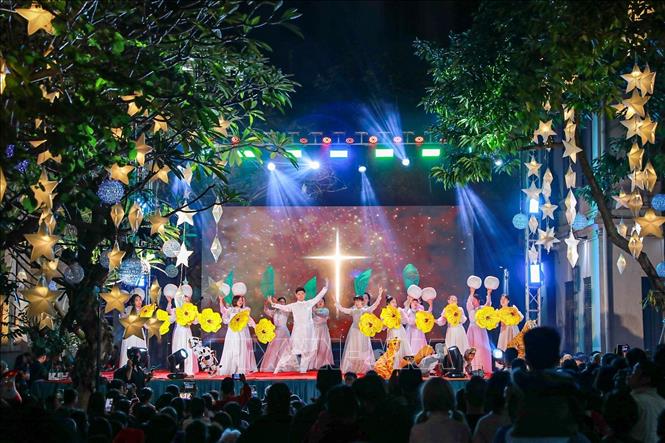 Người dân và du khách đón Giáng sinh tại Nhà thờ Hàm Long, phường Hai Bà Trưng. Ảnh: Khánh Hoà - TTXVN