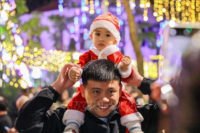 Người dân và du khách đón Giáng sinh tại Nhà thờ Hàm Long, phường Hai Bà Trưng. Ảnh: Khánh Hoà - TTXVN