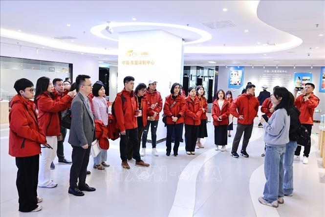Vietnamese press and media representatives visit the Guangxi Radio and Television. VNA Photo