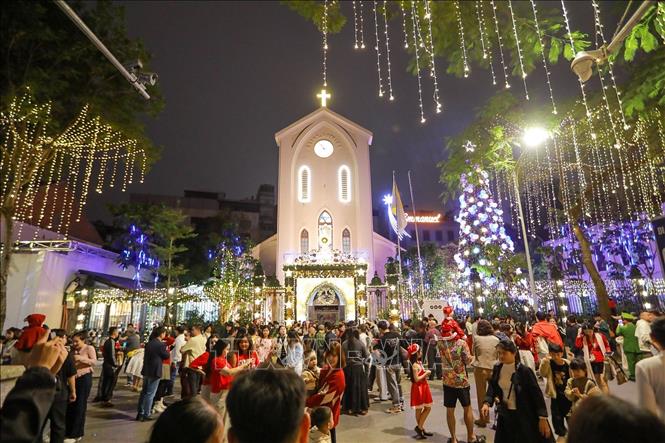 Người dân và du khách đón Giáng sinh tại Nhà thờ Hàm Long, phường Hai Bà Trưng. Ảnh: Khánh Hoà - TTXVN