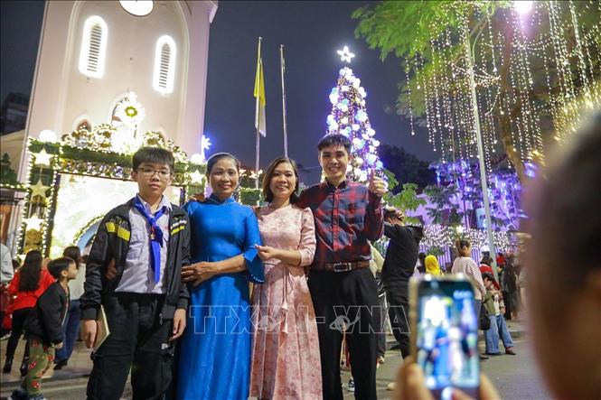 Người dân và du khách đón Giáng sinh tại Nhà thờ Hàm Long, phường Hai Bà Trưng. Ảnh: Khánh Hoà - TTXVN