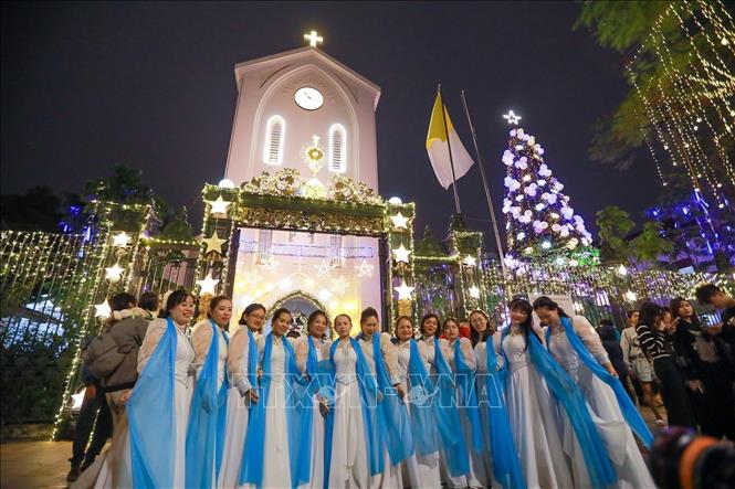 Người dân và du khách đón Giáng sinh tại Nhà thờ Hàm Long, phường Hai Bà Trưng. Ảnh: Khánh Hoà - TTXVN