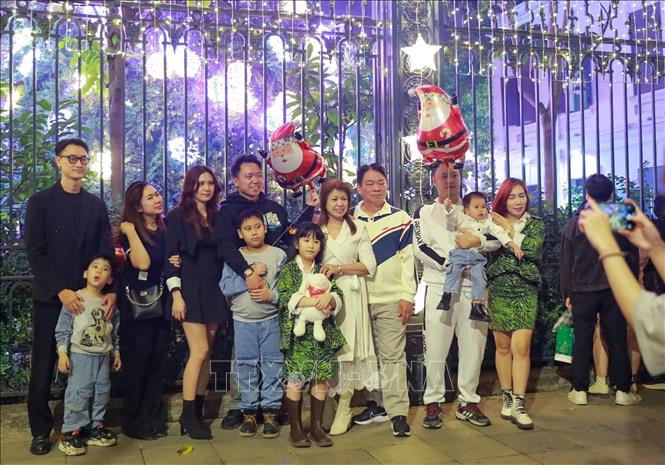 Người dân và du khách đón Giáng sinh tại Nhà thờ Hàm Long, phường Hai Bà Trưng. Ảnh: Khánh Hoà - TTXVN