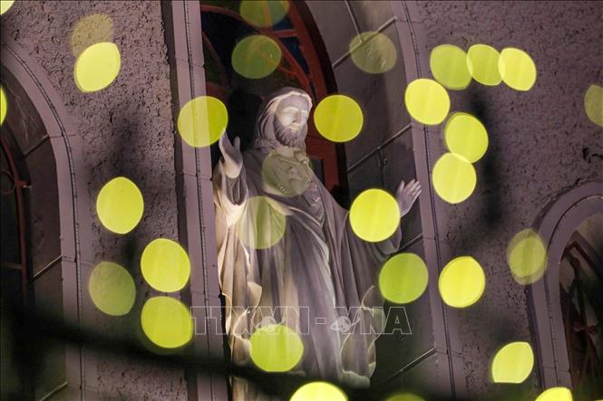 Lung linh ánh đèn trong đêm Giáng sinh. Ảnh: Khánh Hoà - TTXVN