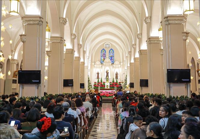 Người dân và du khách đón Giáng sinh tại Nhà thờ Hàm Long, phường Hai Bà Trưng. Ảnh: Khánh Hoà - TTXVN