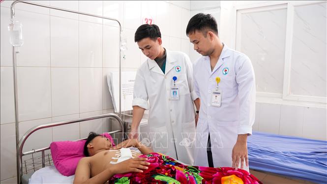 Bệnh nhi hồi phục tốt sau phẫu thuật. Ảnh: TTXVN phát