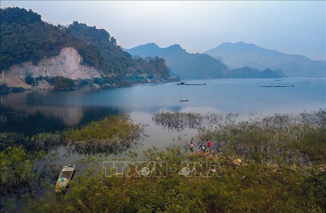 Hoa Binh reservoir with shades of green and blue creating a beautiful dreamy scenery. VNA Photo: Trọng Đạt