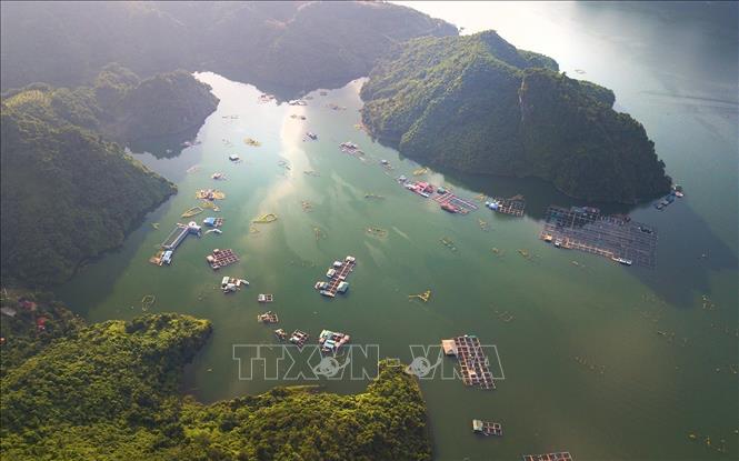 With its clear blue waters and majestic scenery, the Hoa Binh hydroelectric reservoir has become an must-see destination for tourists. VNA Photo: Trọng Đạt