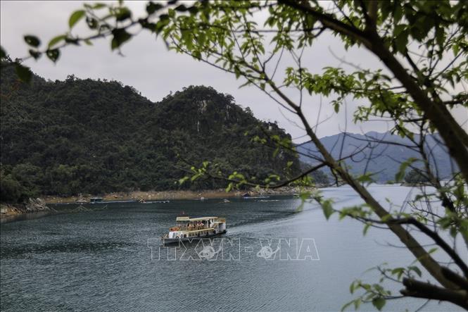 The landscape of rivers and mountains, shrouded in fog, interspersed with human activities, creates a poetic and picturesque scene. VNA Photo: Trọng Đạt