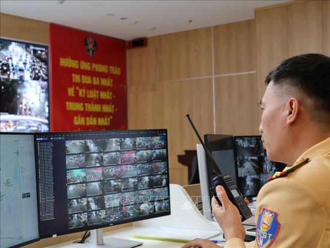 Phòng Cảnh sát giao thông Hà Nội tăng cường cán bộ trực, theo dõi sát tình hình qua hệ thống camera AI trong đêm Giáng sinh. Ảnh: TTXVN phát