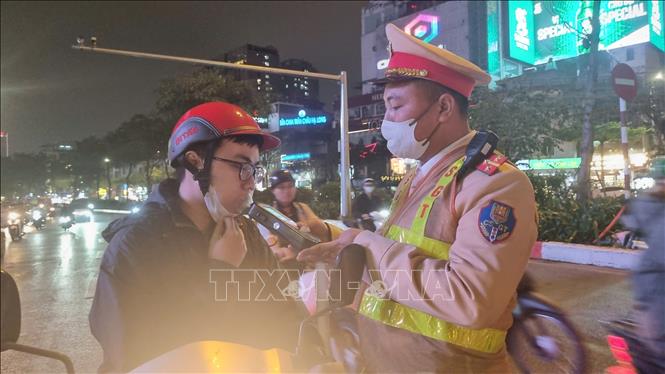 Cảnh sát giao thông Hà Nội kiểm tra nồng độ cồn người tham gia giao thông trong đêm Noel. Ảnh: TTXVN phát